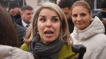 Cristela Georgescu le cere susținătorilor să nu mai meargă să cânte în fața porților: două doamne îmbrăcate în veșminte negre i-ar fi trimis