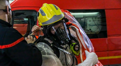 Incendiu puternic în București. Ard mai multe locuințe