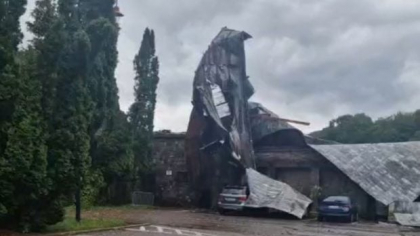 Prăpăd la Sinaia. Orașul prahovean este blocat, în urma unei furtuni violente