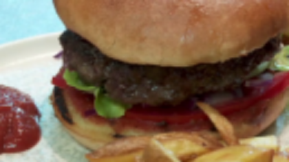 De ce refuză românii să ia la pachet mâncarea rămasă la restaurant. Aruncăm 2,5 milioane tone de alimente pe an