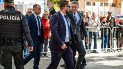 Premierul slovac s-a întors la locul unde a fost împușcat. Robert Fico dă vina pe presă și opoziție. „La un milimetru de o tragedie” FOTO/VIDEO