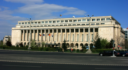 Aproximativ 10.000 de angajați din sectorul public cumuleaza pensia cu salariul