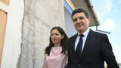 Cum s-a îmbrăcat Mirabela Grădinaru în ziua alegerilor prezidențiale. Cât costă rochia aleasă de partenera lui Nicușor Dan