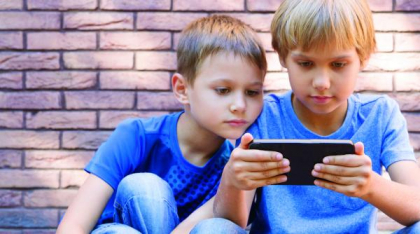 Copiii își limitează singuri timpul petrecut pe smartphone pentru a-și proteja sănătatea