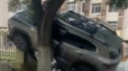 Un bărbat a intrat cu SUV-ul în mai mulți pietoni, lângă o școală din Beijing. A ajuns cu mașina pe un gard. VIDEO