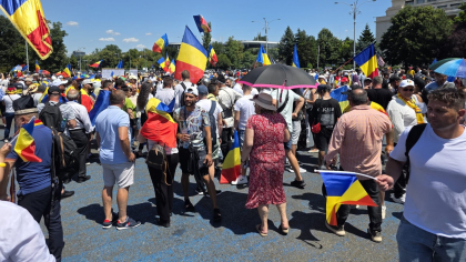 Adepții lui Călin Georgescu, protest violent în Piața Victoriei. Participanții se pregăteau să bombardeze jandarmii cu cartofi