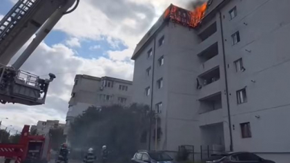 Incendiu puternic în Constanța, la mansarda unui bloc: un bărbat a ajuns la spital