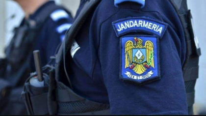 Autoritățile acuză un fake-news distribuit în online. Jandarm acuzat că ar călca intenţionat drapelul. Replica Jandarmeriei București