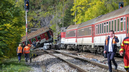 Două trenuri s-au ciocnit în Slovacia, iar unul a atârnat deasupra unei prăpastii. Nouă persoane au suferit răni grave