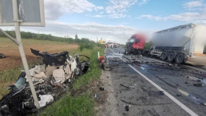 Accident grav la Craiova. Două persoane au murit și una a fost rănită după ce o maşină a lovit o betonieră