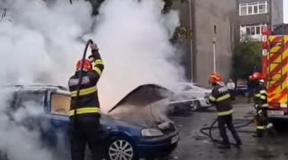 Tragedie evitată în ultima clipă într-o parcare din Slatina, unde patru mașini au luat foc: Șoferul a fugit când a simțit miros de fum