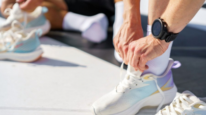 New Balance 327 – cum să-ți îmbunătățești aspectul cu un amestec de stiluri tradiționale de alergare și street style?
