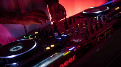 Cât costă de fapt să devii DJ și cum ajungi din bedroom pe scena unui festival
