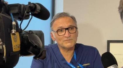 Operații robotice de top mondial la Cluj. Două tinere salvate pro bono de reputatul medic chirurg Horace Roman