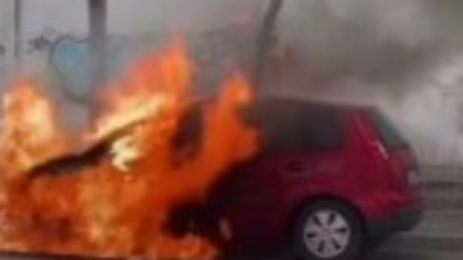 Un român și-a incendiat ginerele în Italia. A turnat benzină pe mașina în care tânărul se afla, dar a luat foc și el