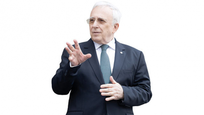 Mugur Isărescu, guvernatorul BNR, a vorbit în premieră despre momentele dificile prin care a trecut România din cauza tensiunilor politice: Încrederea pieţelor de capital a fost zguduită, nu tulburată. Noi, ca ţară, ne-am jucat cu focul. Presiunea a fost foarte mare. Am avut o celulă de criză aici, la BNR, la care a participat şi ministrul finanţelor
