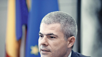 Astăzi se schimbă conducerea Bursei. Remus Vulpescu preia de la Adrian Tănase un mandat greu, într-o perioadă cu multe incertitudini locale şi externe. Şef nou, dar provocări vechi: lichiditate, listări, instrumente