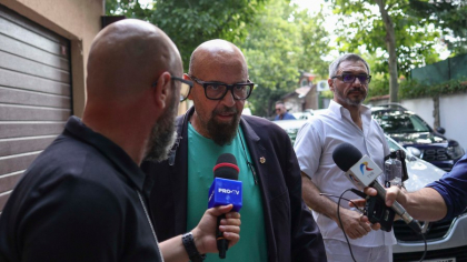 Piedone dă moda! S-a afișat cu o curea în formă de cătușe! Câți bani a scos din buzunar pentru celebrul accesoriu
