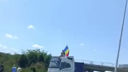Intrarea în București, blocată de un şofer care flutură steagul României