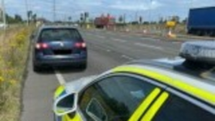 Un șofer a rămas fără mașina cu volanul pe dreapta după ce polițiștii britanici au observat numărul de România