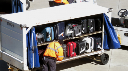 Ministrul Transporturilor cere inspecţii la companiile de handling: Toleranţă zero faţă de firmele care manipulează bagajele în aeroporturi!