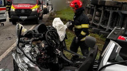 Doi tineri au murit pe loc la Cluj, în Câțcău, după ce mașina în care se aflau s-a izbit de un camion