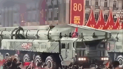 Coreea de Nord marchează 80 de ani de la înființarea Partidului Muncitorilor printr-o amplă paradă militară la Phenian. Nume importante au fost lângă Kim Jong-un