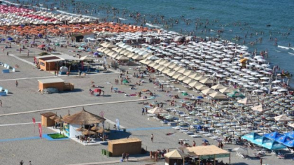 Bărbat din Pitești, scos inconștient din mare de către salvamari la Mamaia, în zona Sara Beach