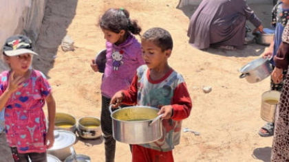 Opt copii uciși în Gaza într-un atac al Israelului. Stăteau la coadă pentru a primi mâncare. "Pentru ce păcat au fost omorâți?". Reacția IDF