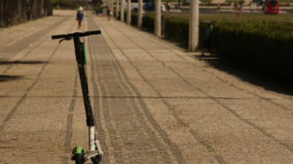 O adolescentă a ajuns în stare gravă la spital, după un accident cu trotineta electrică. Poliția a deschis un dosar penal