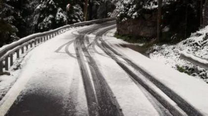 Circulația pe Transfăgărășan, închisă temporar din cauza ninsorilor și viscolului