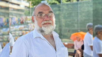Pe măsură ce Iașul pierde turiști, viața pictorilor stradali devine tot mai grea. Un artist se retrage vara în orașul natal, acolo unde munca îi este apreciată