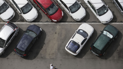 Culmea crizei: Un pensionar din Buzău a plătit 22.000 lei cash pentru un loc de parcare pentru Dacia sa