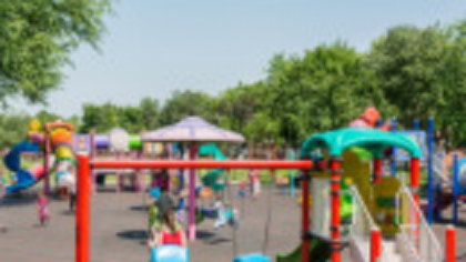 Un adult și doi copii, posibil intoxicați cu vapori de la o substanță folosită pentru întreținere, într-un parc din București