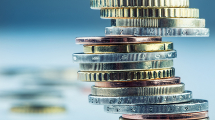 ESTE OFICIAL! Pentru prima oară, cursul de schimb a trecut de pragul de 5 lei/euro. BNR a anunţat un curs de 5,0378 lei/ euro, în creştere cu 1,21%. Presiunea este mare în piaţă, ies capitalurile după rezultatul primului tur al alegerilor prezidenţiale, demisia premierului Ciolacu şi ieşirea PSD de la guvernare