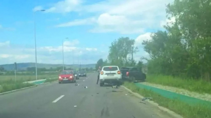 Fiul de 2 ani al lui Ionel Ganea, în stare gravă. Fostul fotbalist a intrat într-o maşină oprită pe carosabil. Copilul ar fi fost pe scaunul din faţă, neasigurat