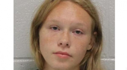 O fată de 17 ani a sunat la poliție să anunțe că și-a găsit părinții morți în casă. După câteva luni cazul a luat o turnură șocantă