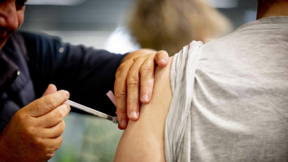 FDA analizează actualizarea vaccinurilor COVID-19 pentru sezonul 2025–2026