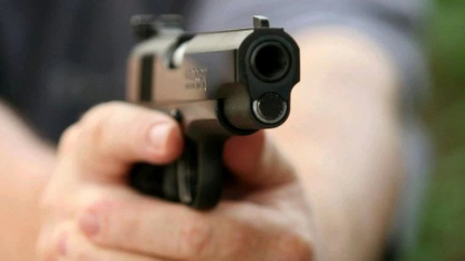 Bărbat reținut după ce şi-a agresat iubita și a ameninţat-o cu un pistol. Poliția a intrat peste el în casă