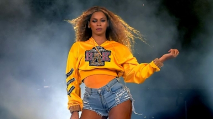 Beyoncé, criticată după ce a purtat un tricou care numea nativii americani 'dușmani ai păcii'