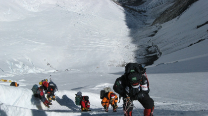 Primii alpiniști care urcă Everestul fără aclimatizare au ajuns în vârf în doar cinci zile. Au inhalat un gaz special înainte de expediție