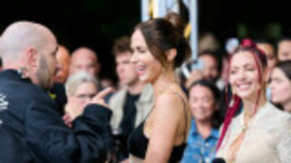 Emily Blunt a strălucit pe covorul roșu într-o rochie nude cu paiete. Cum arată ținuta purtată de actriță. GALERIE FOTO