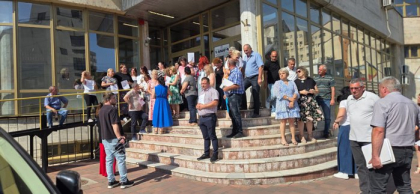 Proteste extinse la mai multe instituţii de stat din ţară. Angajaţii de la Ministerul Finanţelor protestează marţi faţă de măsurile propuse de Guvern. Ei l-au chemat pe ministrul Alexandru Nazare să vadă în ce condiţii lucrează. Proteste şi în mai multe sedii ANAF
