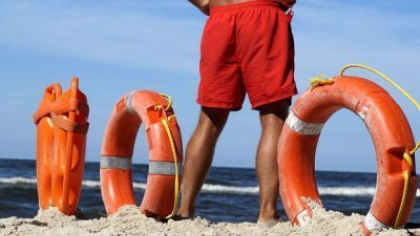 Român în risc de paralizie după ce s-a aventurat la plajă, în Italia. S-a lovit de fundul apei