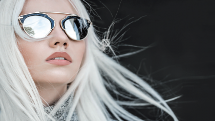 Cum a ajuns părul alb să fie la mod` şi cool? Ce înseamnă „White Hot“, „Au Naturel“ sau „Ice Queen“?„Această schimbare majoră vine dintr-o reevaluare culturală a frumuseţii"