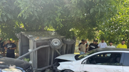 Accident grav cu patru mașini implicate în județul Galați. Un autoturism a luat foc și a fost proiectat într-o capelă