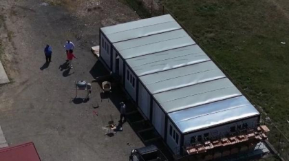 Sute de copii din Maramureş vor învăţa în containere modulare, întrucât şcolile nu au avize ISU şi DSP. Mulţi părinţi sunt revoltaţi