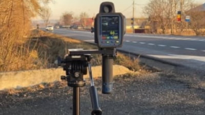 O șoferiță care gonea cu 200 km/h nu a oprit la semnalele polițiștilor și s-a oprit cu mașina într-un șanț, după o urmărire ca în filme