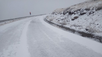 Transalpina: Drumarii au creat un culoar pentru ciobanii care au rămas pe munte