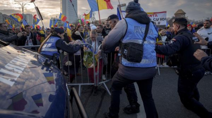 Jandarmi agresați, în timpul protestelor din Piața Victoriei